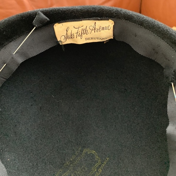 Vintage 1940s Saks Fifth Avenue Black Hat Wool with Feather and Beading - Picture 12 of 16
